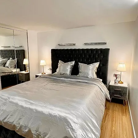 Loft 37 - Luxe Garden Apartment *