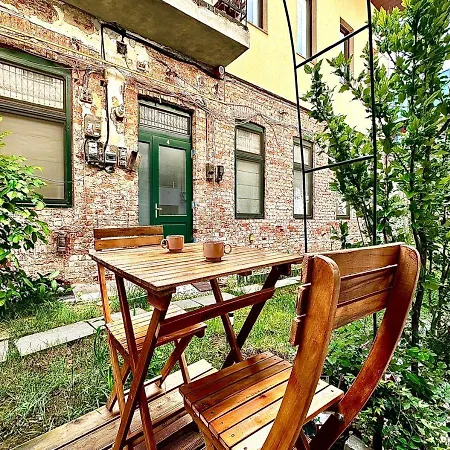 Loft 37 - Luxe Garden Apartment